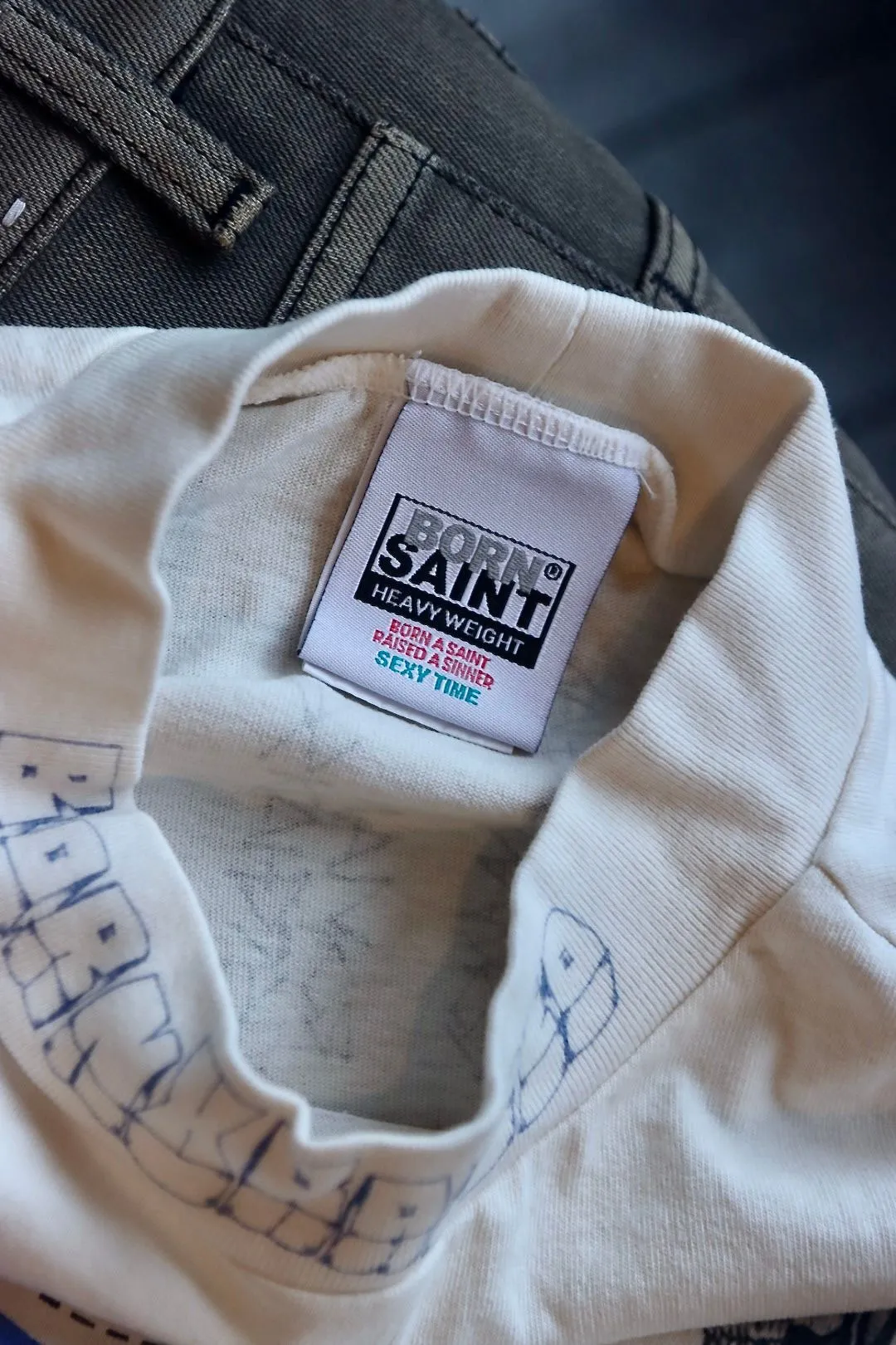 SAINT Mxxxxxx × BORNXRAISED BR_LS TEE/LA/WHT Latest co-branded model LA diamond all-over long sleeves off-white S-XL Super heavy work started in February and lasted three months Super complex 36 sets of screens Outlined pictures make you doubt your life Super perfect reproduction of printing Genuine Czech diamonds Pressure-free reproduction
